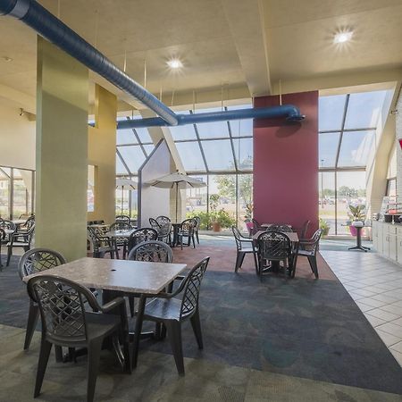 Red Roof Inn & Suites Cleveland - Елірія Екстер'єр фото