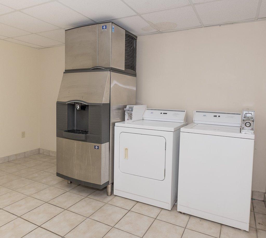 Red Roof Inn & Suites Cleveland - Елірія Екстер'єр фото
