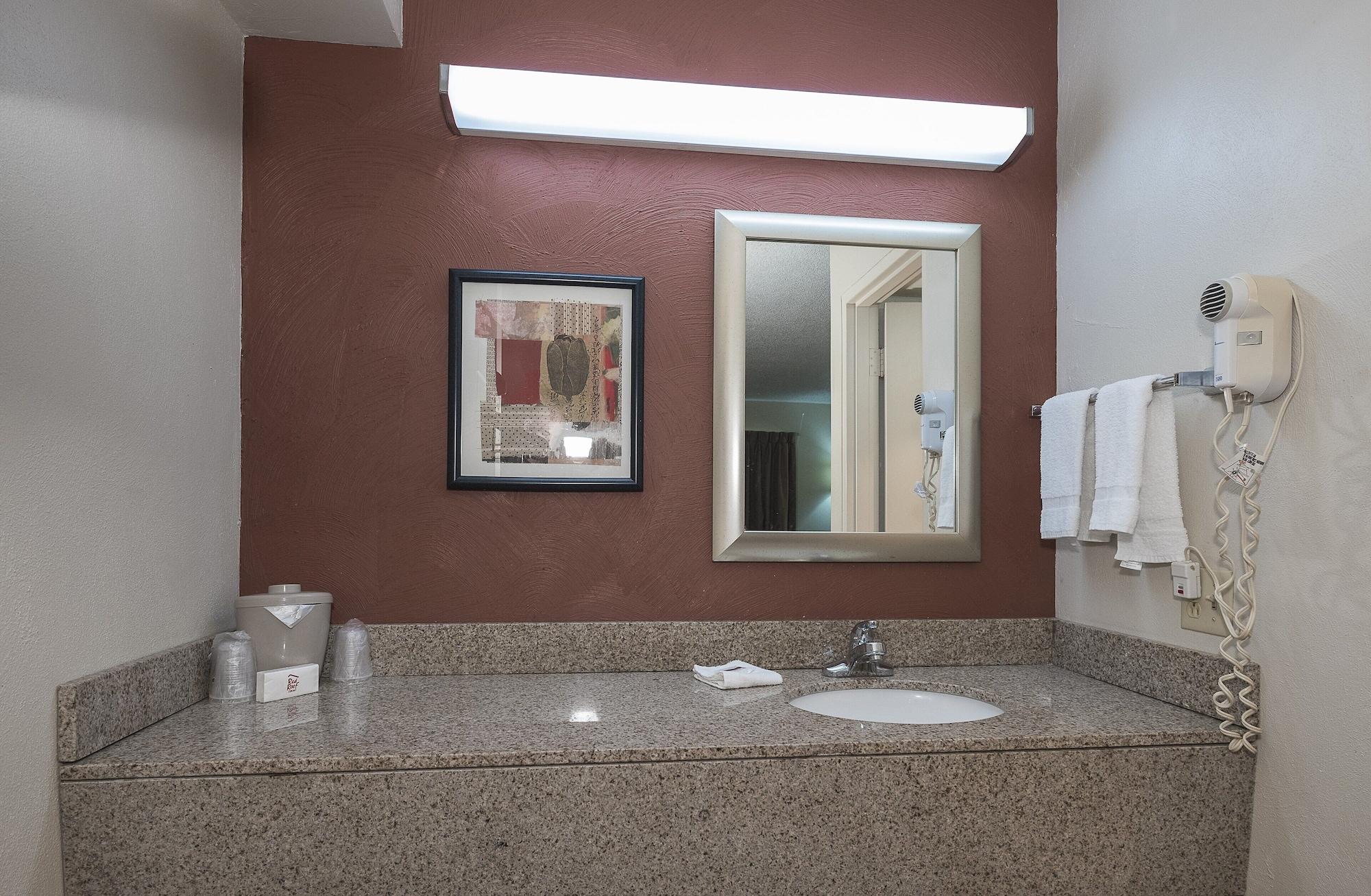 Red Roof Inn & Suites Cleveland - Елірія Екстер'єр фото
