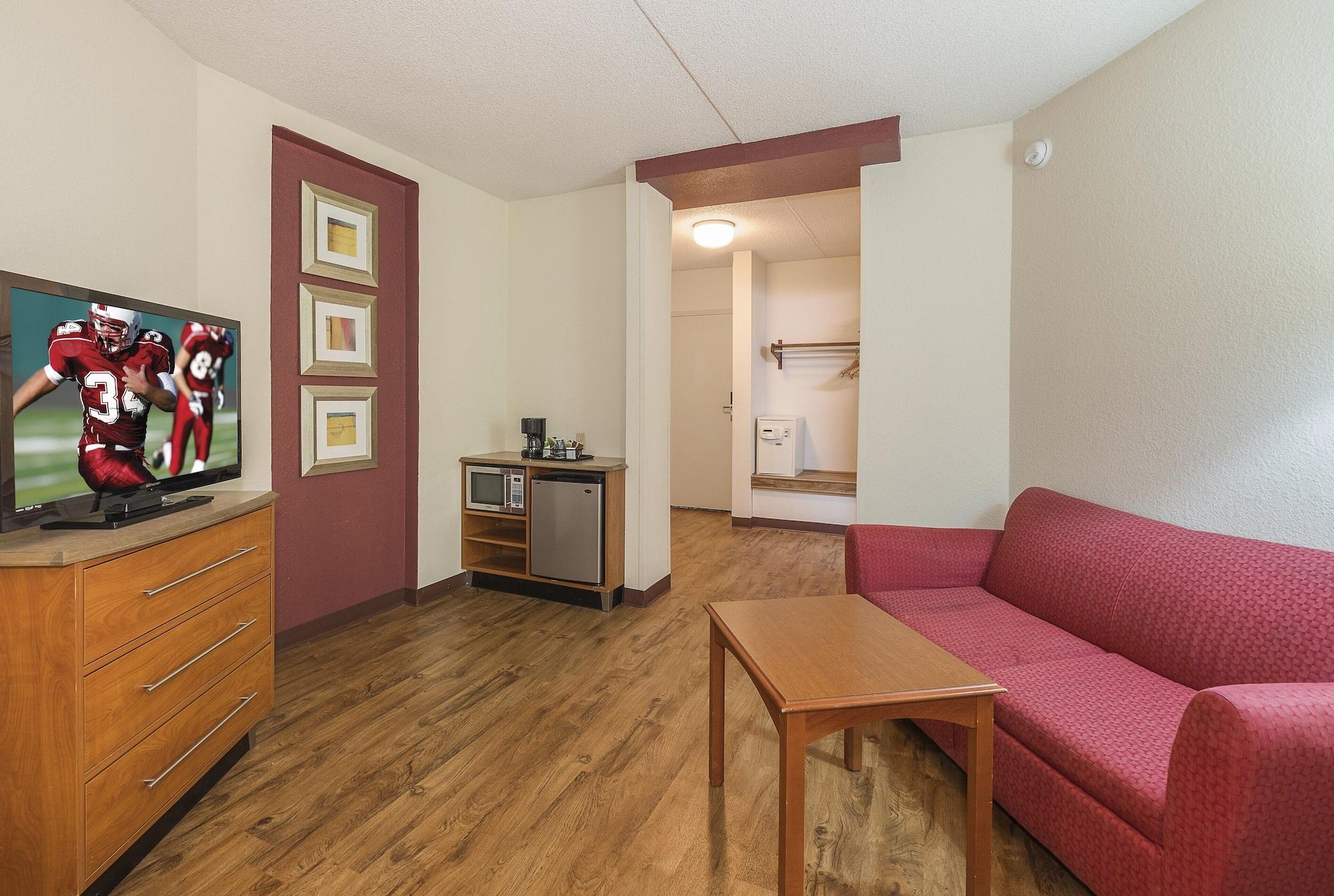 Red Roof Inn & Suites Cleveland - Елірія Екстер'єр фото