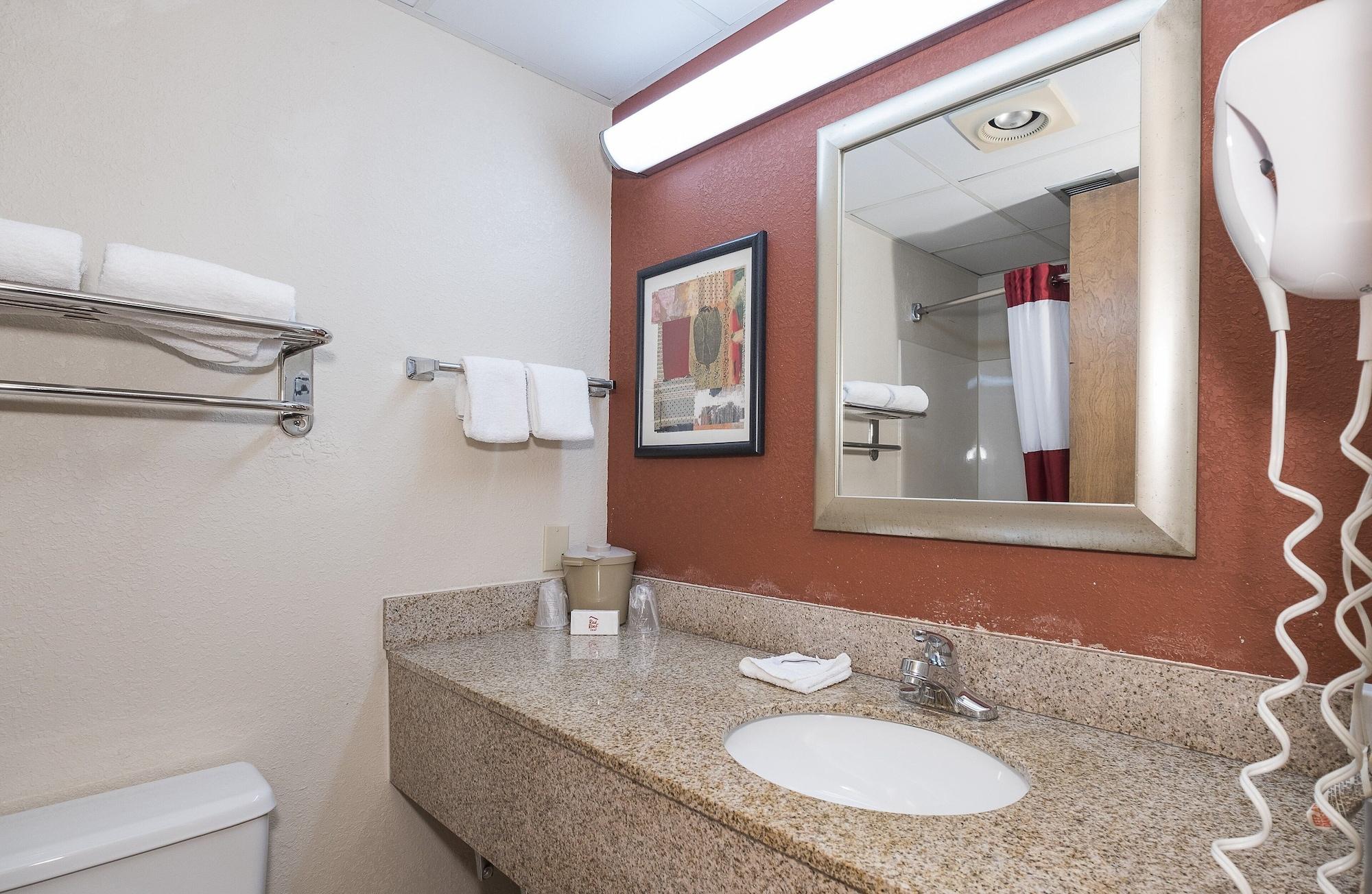 Red Roof Inn & Suites Cleveland - Елірія Екстер'єр фото