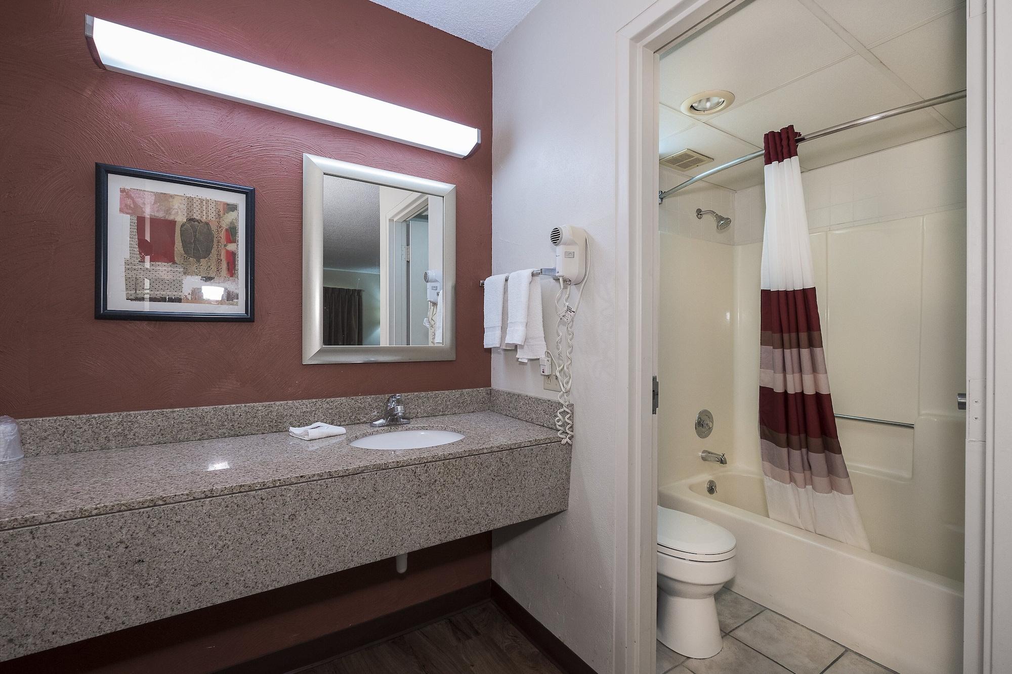 Red Roof Inn & Suites Cleveland - Елірія Екстер'єр фото