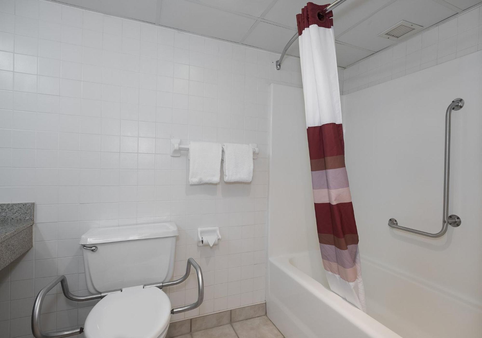 Red Roof Inn & Suites Cleveland - Елірія Екстер'єр фото