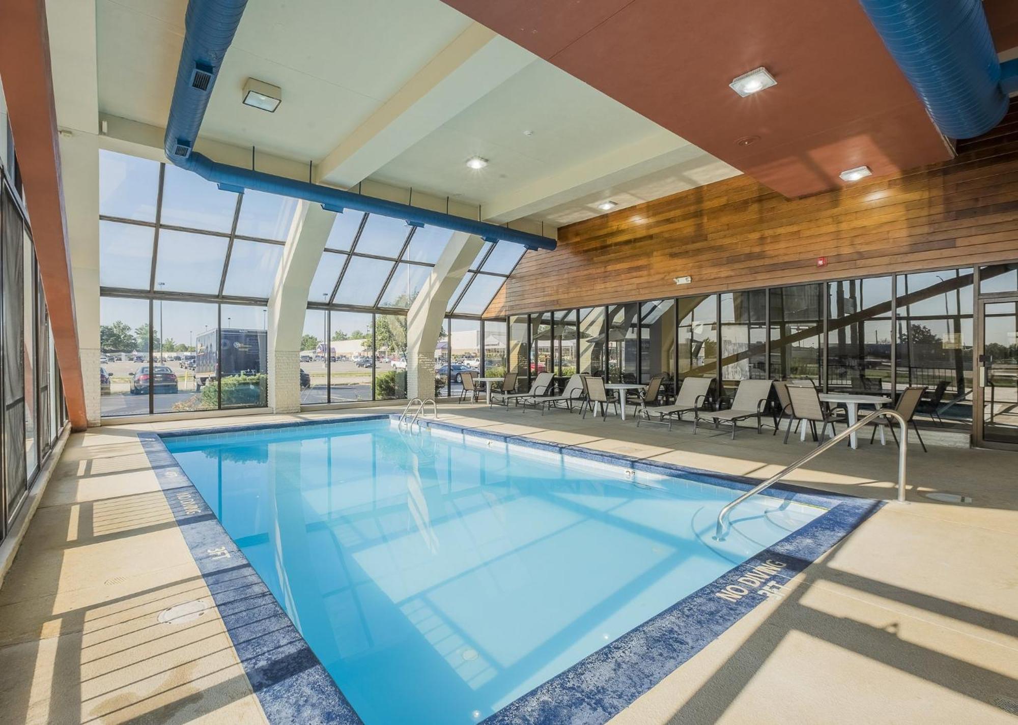 Red Roof Inn & Suites Cleveland - Елірія Екстер'єр фото