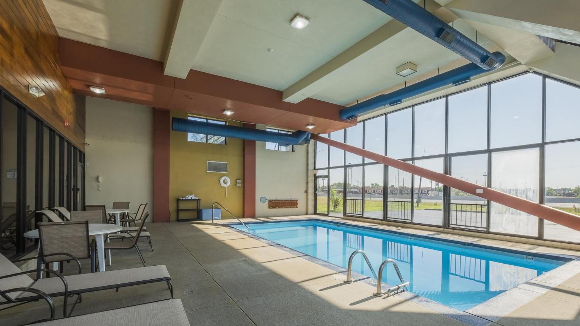 Red Roof Inn & Suites Cleveland - Елірія Екстер'єр фото
