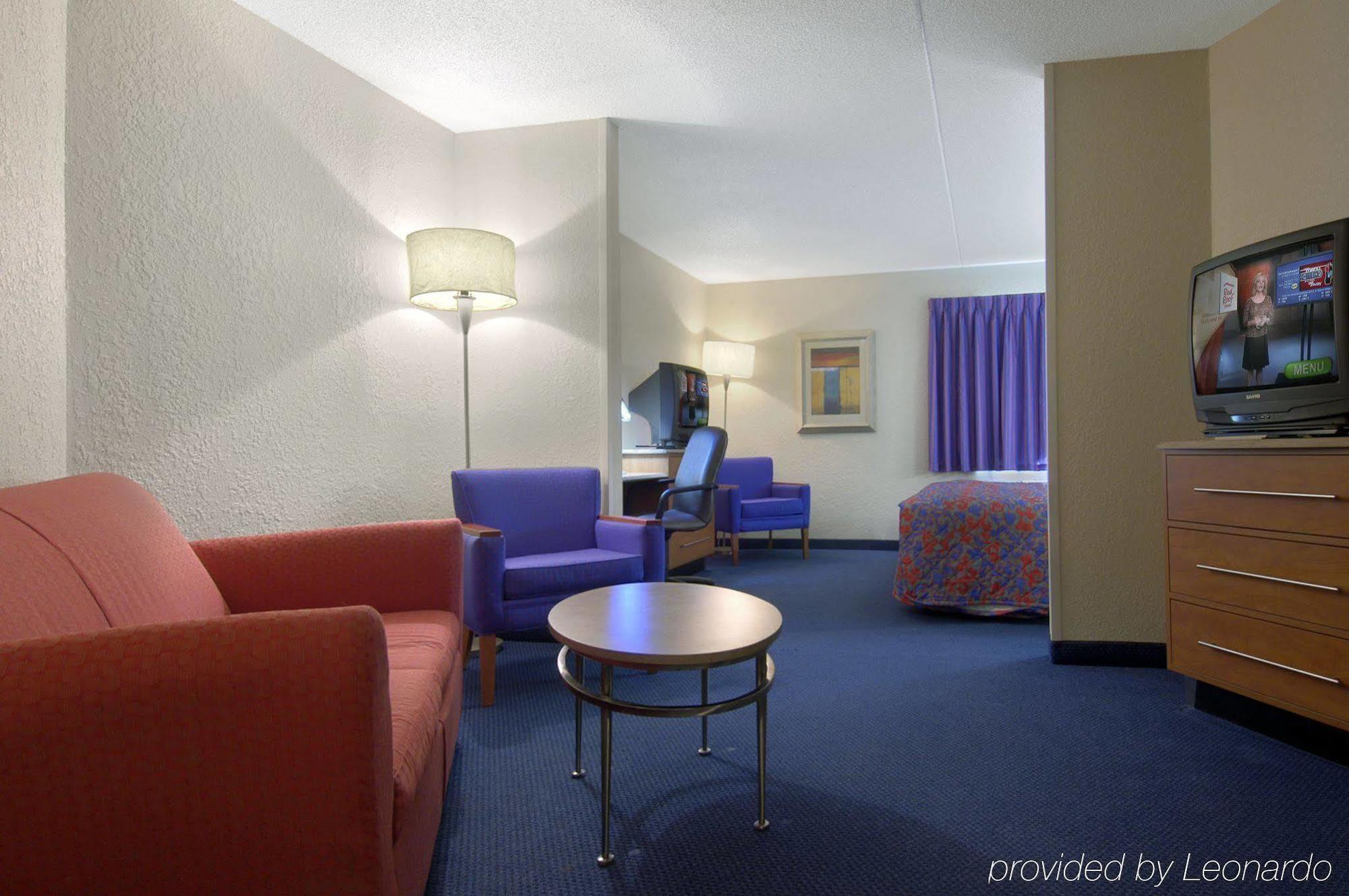 Red Roof Inn & Suites Cleveland - Елірія Номер фото
