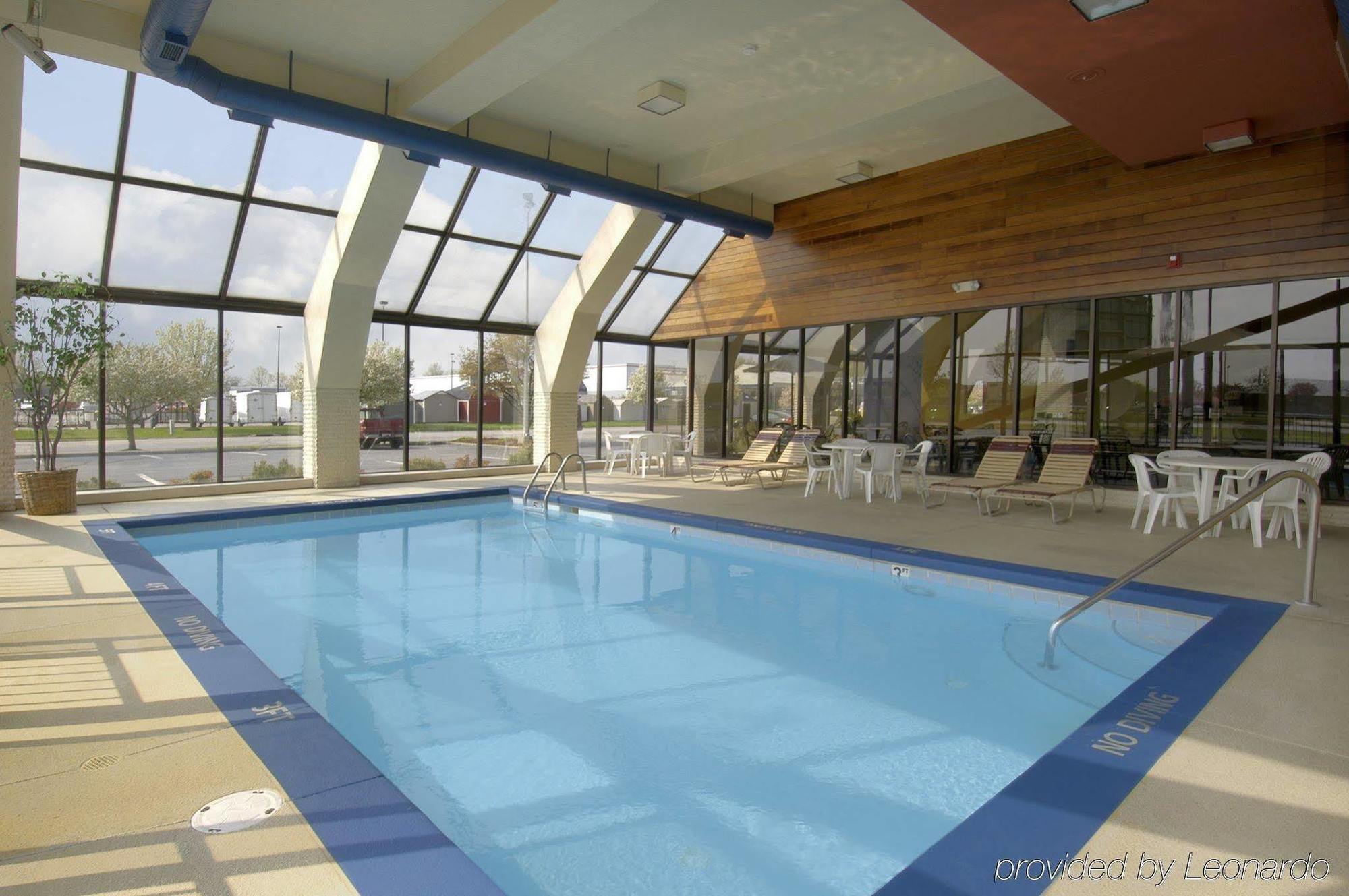 Red Roof Inn & Suites Cleveland - Елірія Екстер'єр фото